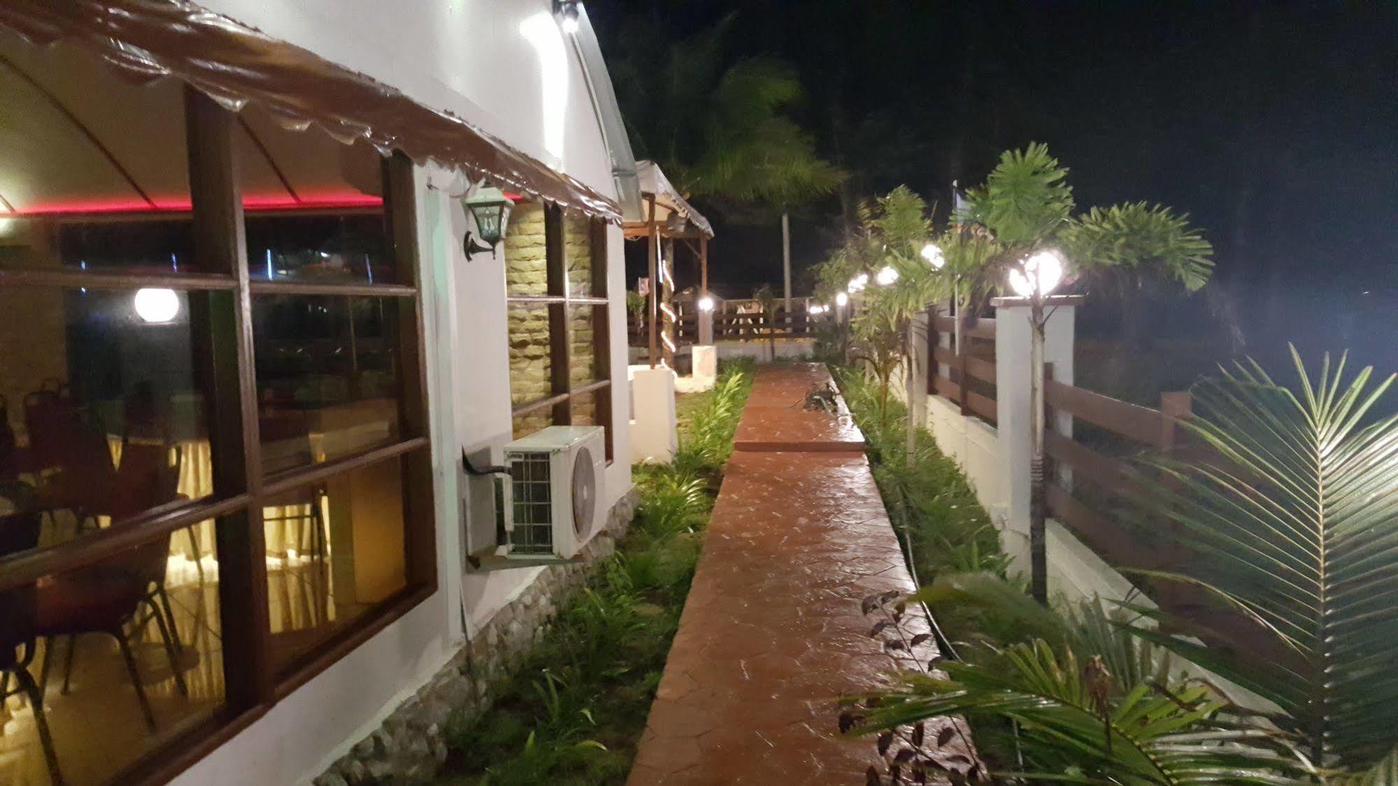 Alsafina Kijal Beach Resort & Restaurant Buitenkant foto